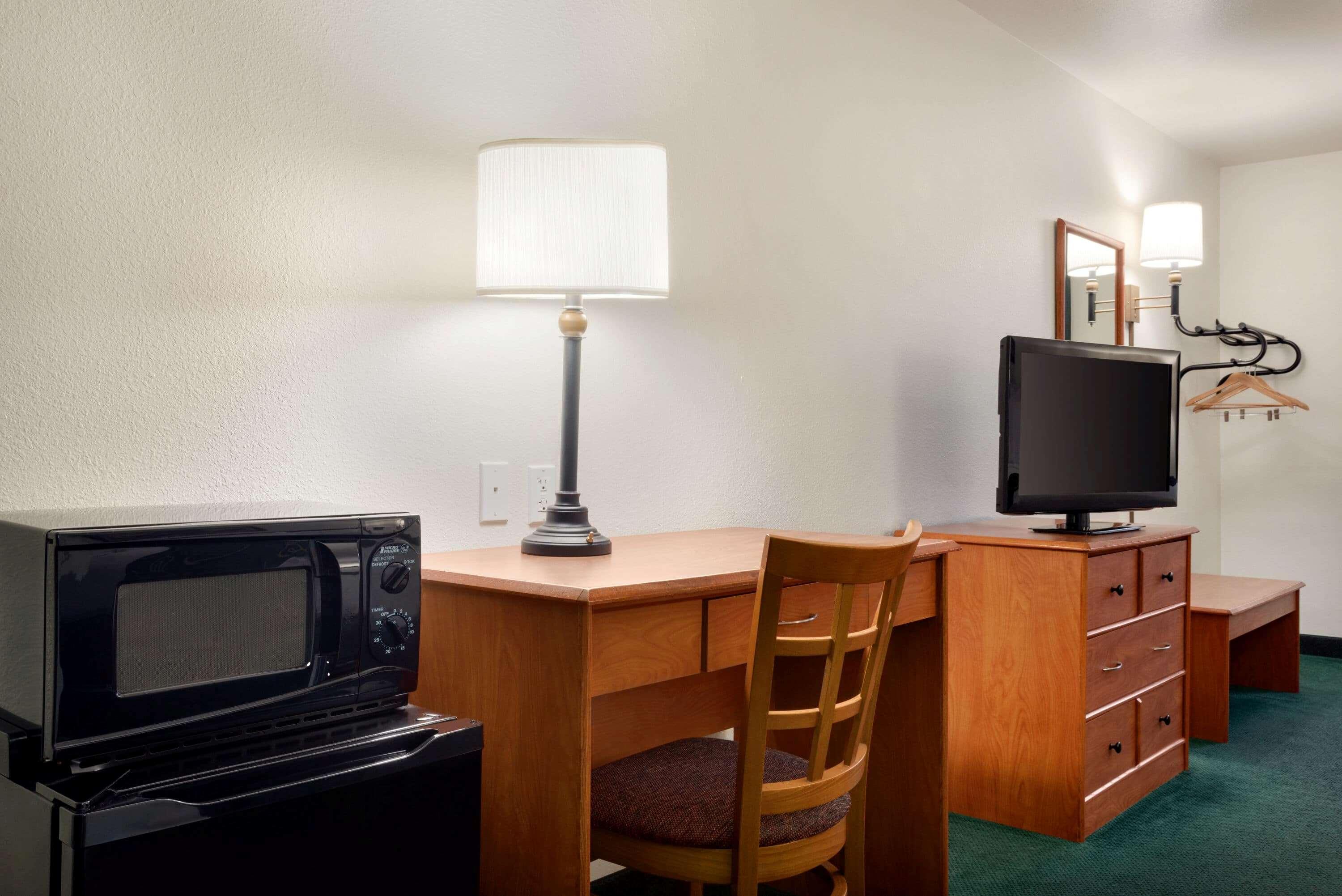 Travelodge By Wyndham Clinton Valley West Court מראה חיצוני תמונה