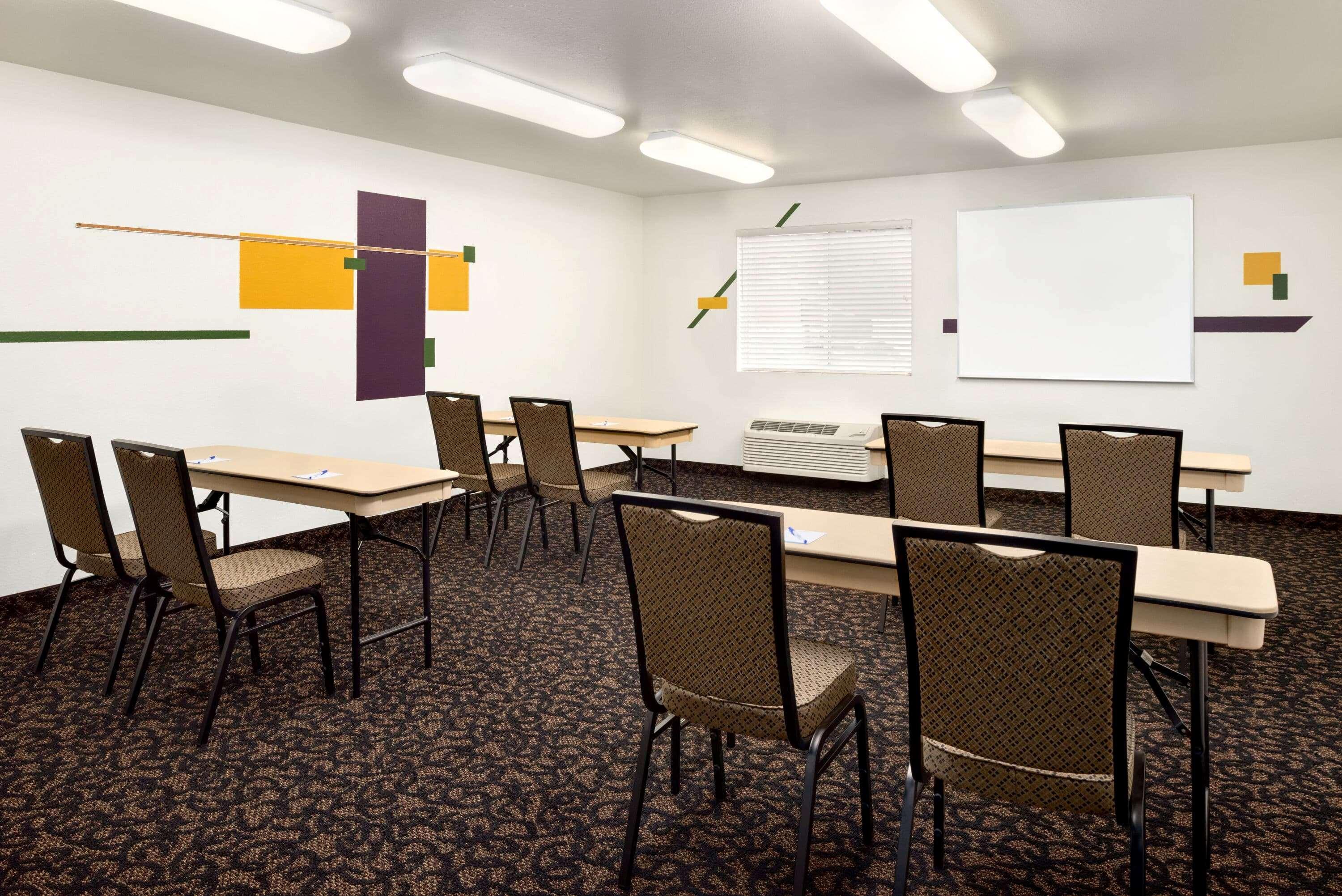 Travelodge By Wyndham Clinton Valley West Court מראה חיצוני תמונה