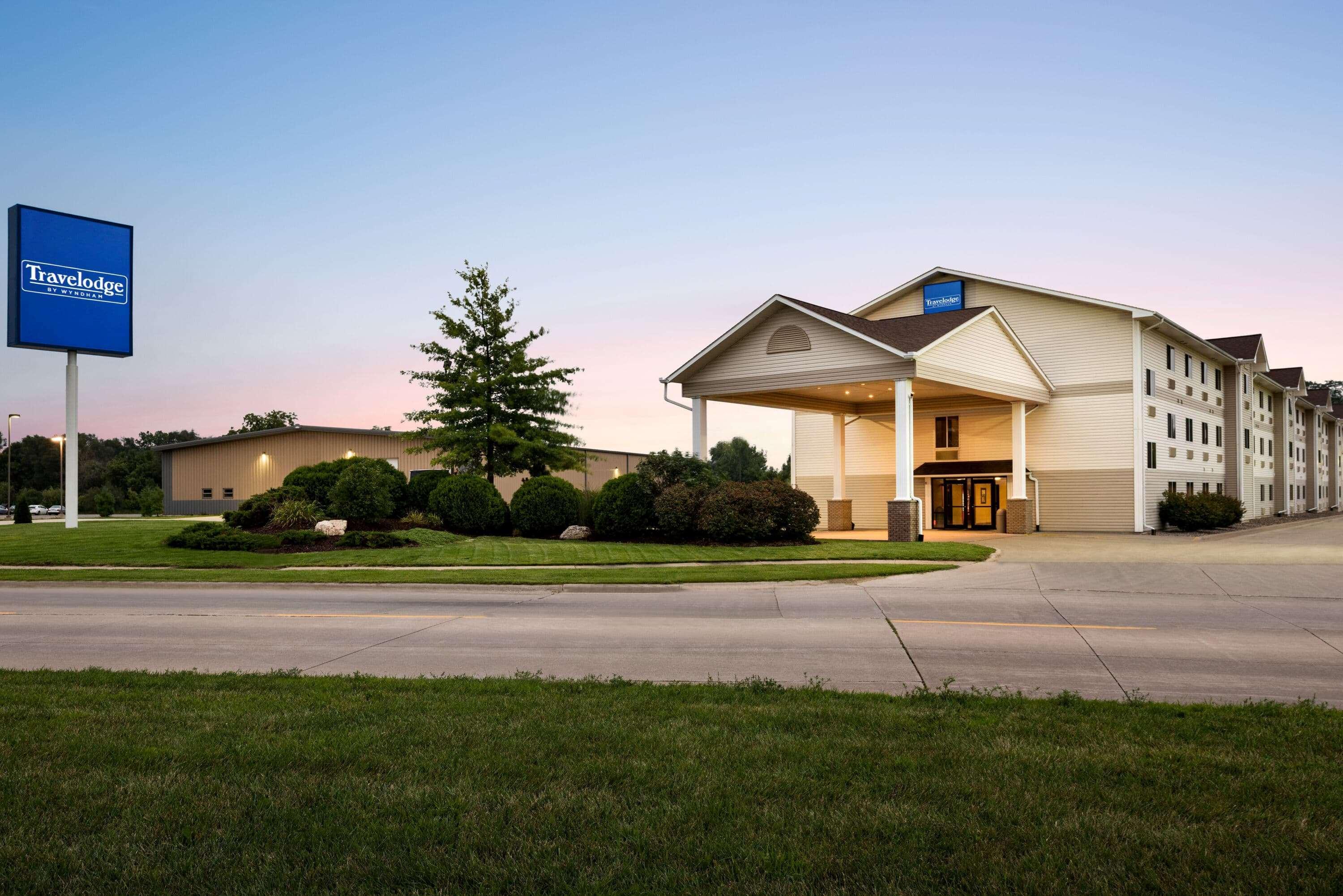 Travelodge By Wyndham Clinton Valley West Court מראה חיצוני תמונה