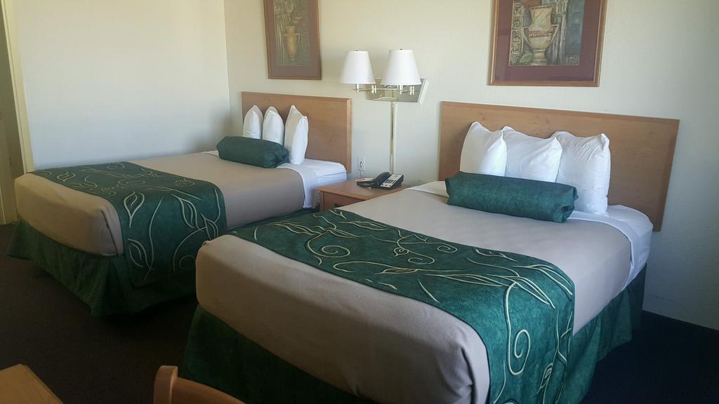 Travelodge By Wyndham Clinton Valley West Court מראה חיצוני תמונה