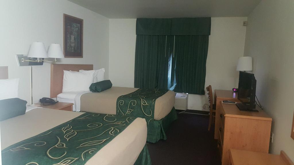 Travelodge By Wyndham Clinton Valley West Court מראה חיצוני תמונה