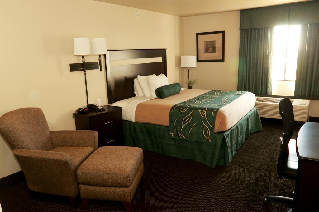 Travelodge By Wyndham Clinton Valley West Court מראה חיצוני תמונה